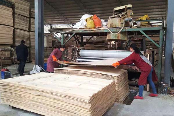 香蕉视频免费下载工人師傅正在塗膠